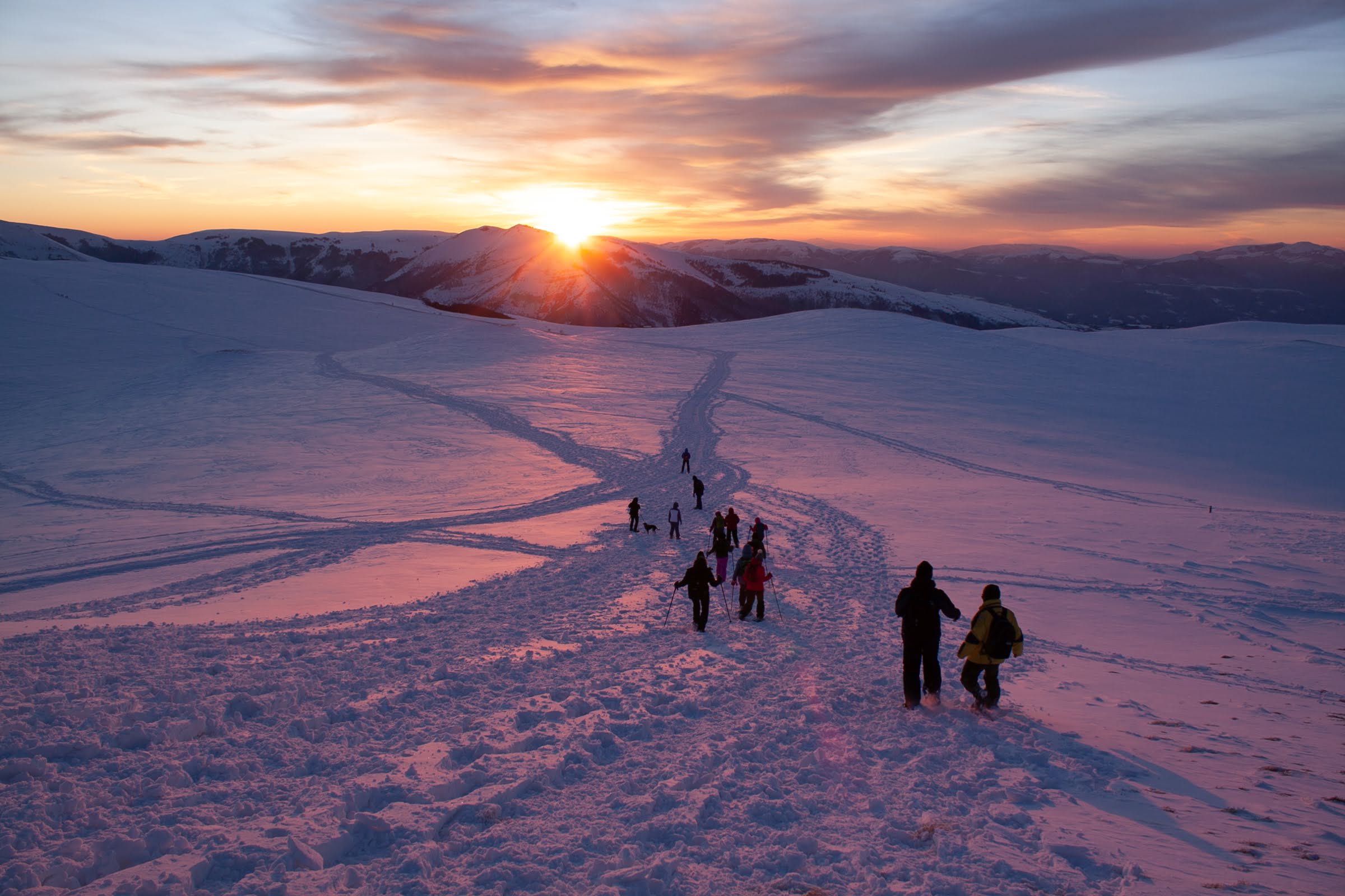 Ciaspolata: ultimo tramonto del 2025 dai Piani di Ragnolo